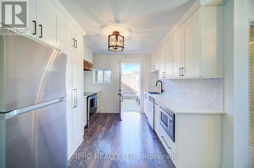 Upper - 425 English Street, London, ON - Indoor Photo Showing Kitchen