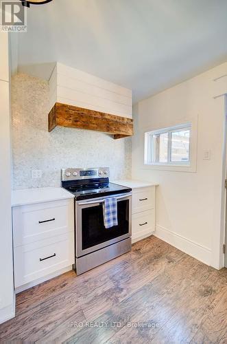 Upper - 425 English Street, London, ON - Indoor Photo Showing Kitchen