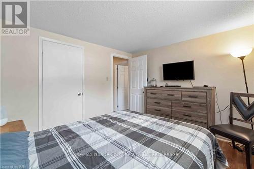 86 Leaside Drive, Welland, ON - Indoor Photo Showing Bedroom