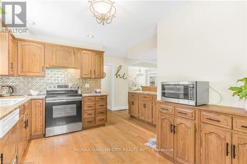 17 Parkdale Drive, Thorold, ON - Indoor Photo Showing Kitchen