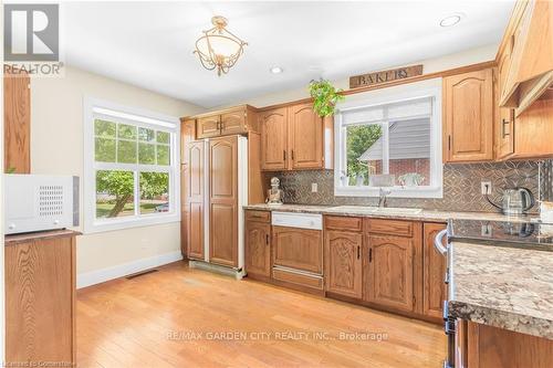 17 Parkdale Drive, Thorold, ON - Indoor Photo Showing Kitchen