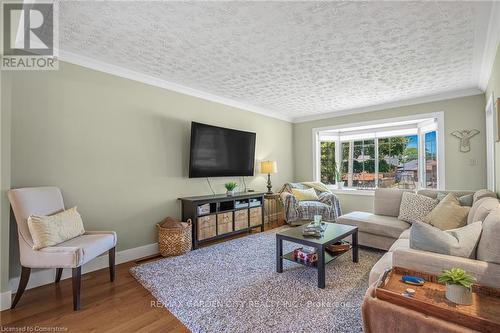 17 Parkdale Drive, Thorold, ON - Indoor Photo Showing Living Room