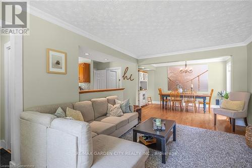 17 Parkdale Drive, Thorold, ON - Indoor Photo Showing Living Room