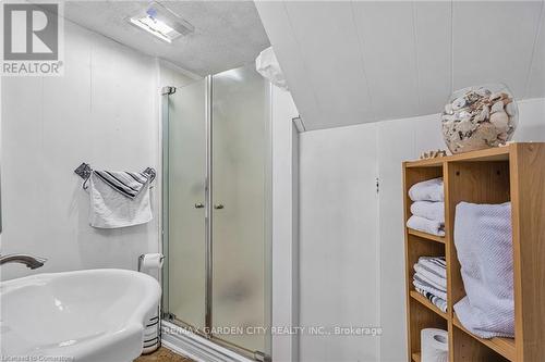 17 Parkdale Drive, Thorold, ON - Indoor Photo Showing Bathroom