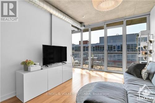 821 - 349 Mcleod Street, Ottawa, ON - Indoor Photo Showing Living Room