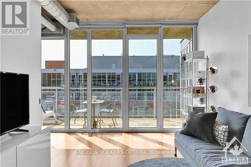 821 - 349 Mcleod Street, Ottawa, ON - Indoor Photo Showing Living Room