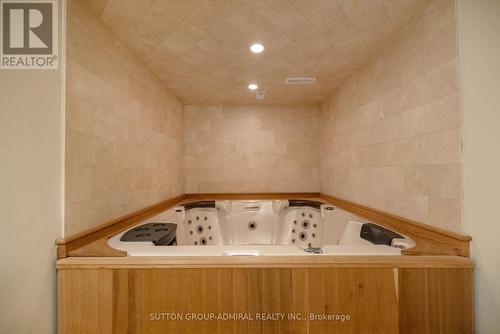 16 Flatbush Avenue, Vaughan, ON - Indoor Photo Showing Laundry Room