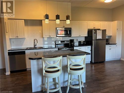 513 - 198 Scott Street, St. Catharines, ON - Indoor Photo Showing Kitchen