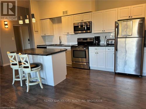 513 - 198 Scott Street, St. Catharines, ON - Indoor Photo Showing Kitchen