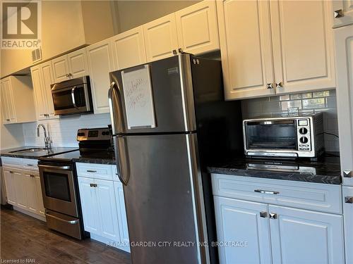 513 - 198 Scott Street, St. Catharines, ON - Indoor Photo Showing Kitchen