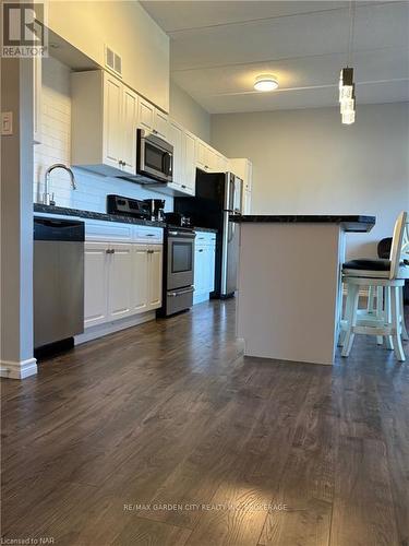 513 - 198 Scott Street, St. Catharines, ON - Indoor Photo Showing Kitchen