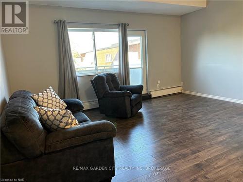 513 - 198 Scott Street, St. Catharines, ON - Indoor Photo Showing Living Room