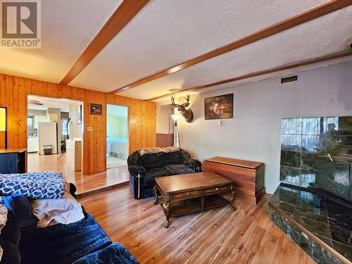 4506 N 97 Highway, Quesnel, BC - Indoor Photo Showing Living Room