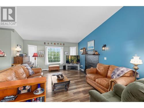 1650 Wilmot Court, Kelowna, BC - Indoor Photo Showing Living Room