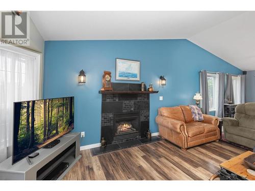 1650 Wilmot Court, Kelowna, BC - Indoor Photo Showing Living Room With Fireplace