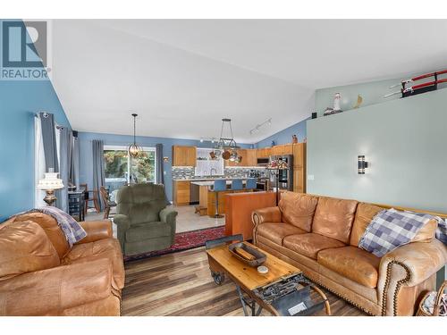 1650 Wilmot Court, Kelowna, BC - Indoor Photo Showing Living Room