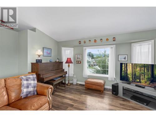 1650 Wilmot Court, Kelowna, BC - Indoor Photo Showing Living Room