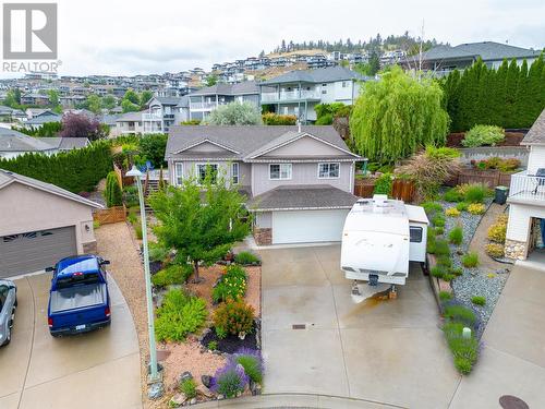 large driveway with ample parking for RV - 1650 Wilmot Court, Kelowna, BC - Outdoor