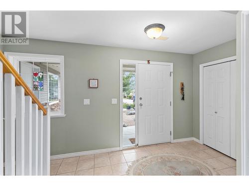 Spacious entrance hall - 1650 Wilmot Court, Kelowna, BC - Indoor Photo Showing Other Room