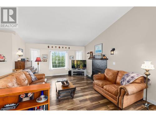 This wall colour is virtually staged - 1650 Wilmot Court, Kelowna, BC - Indoor Photo Showing Living Room