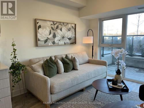 018 - 185 Deerfield Road, Newmarket, ON - Indoor Photo Showing Living Room