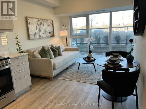 018 - 185 Deerfield Road, Newmarket, ON - Indoor Photo Showing Living Room