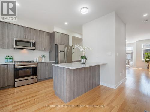 1369 Gull Crossing, Pickering, ON - Indoor Photo Showing Kitchen With Upgraded Kitchen