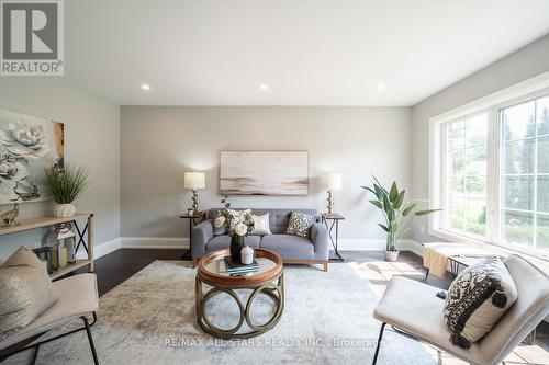 150 Park Drive, Whitchurch-Stouffville, ON - Indoor Photo Showing Living Room