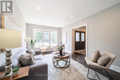 150 Park Drive, Whitchurch-Stouffville, ON - Indoor Photo Showing Living Room