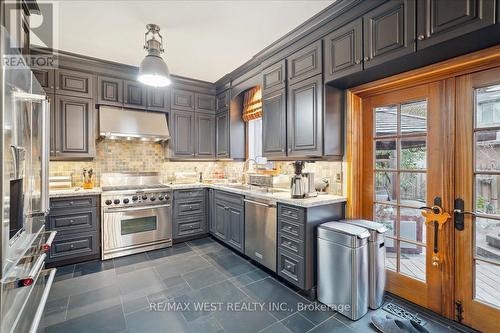 69 Stillman Drive, Brampton, ON - Indoor Photo Showing Kitchen With Upgraded Kitchen