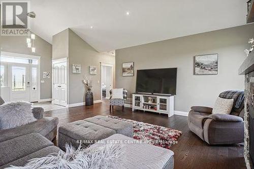 9738 Dundas Street E, Erin, ON - Indoor Photo Showing Living Room