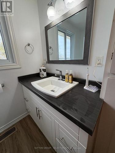 114 St Lawrence Boulevard, London, ON - Indoor Photo Showing Bathroom