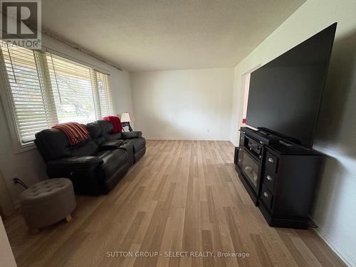 114 St Lawrence Boulevard, London, ON - Indoor Photo Showing Living Room