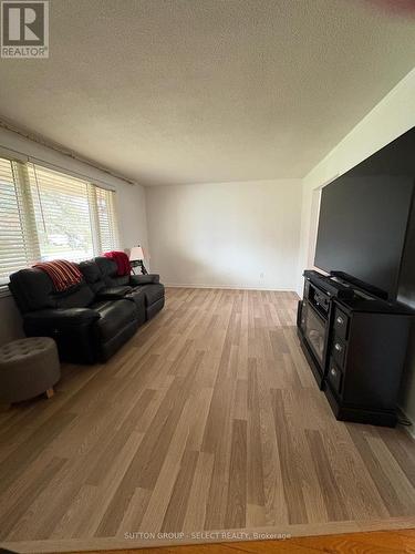 114 St Lawrence Boulevard, London, ON - Indoor Photo Showing Living Room