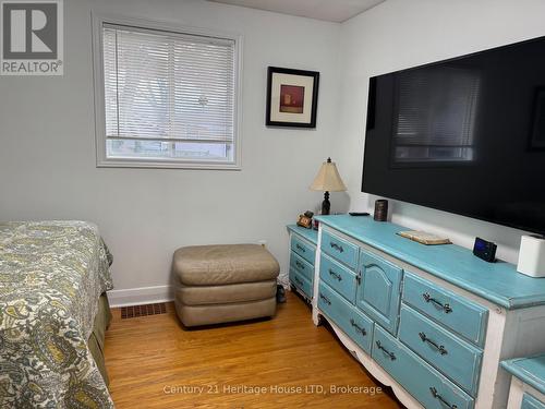 34 Durham Drive, St. Catharines (436 - Port Weller), ON - Indoor Photo Showing Bedroom