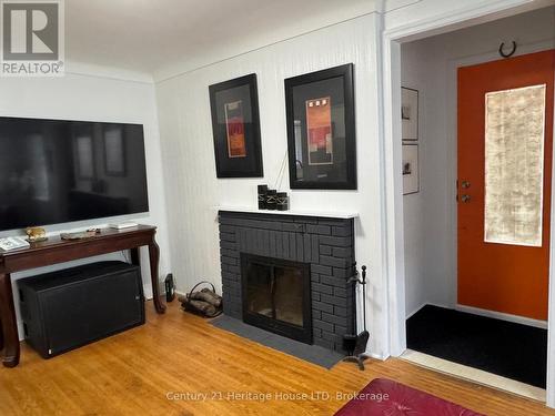 34 Durham Drive, St. Catharines (436 - Port Weller), ON - Indoor Photo Showing Living Room With Fireplace