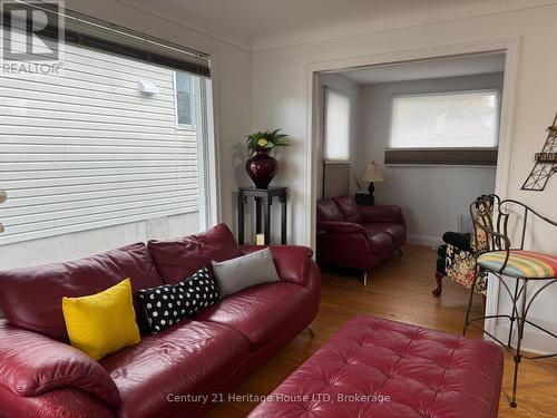 34 Durham Drive, St. Catharines (436 - Port Weller), ON - Indoor Photo Showing Living Room