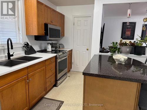 34 Durham Drive, St. Catharines (436 - Port Weller), ON - Indoor Photo Showing Kitchen With Double Sink