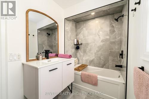 698 Rye Street, Niagara-On-The-Lake, ON - Indoor Photo Showing Bathroom