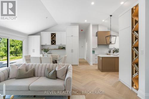 489 Regent Street, Niagara-On-The-Lake, ON - Indoor Photo Showing Living Room