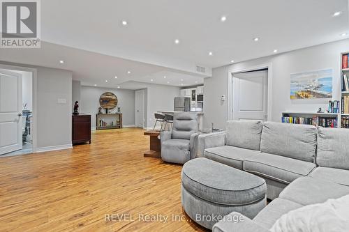 8943 Black Forest Crescent, Niagara Falls, ON - Indoor Photo Showing Living Room