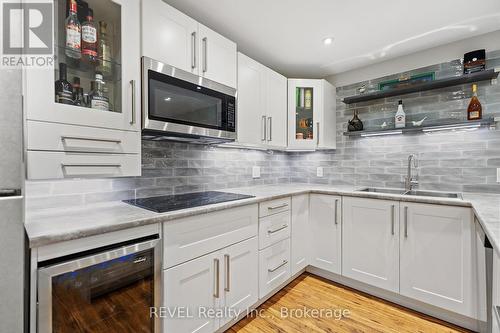 8943 Black Forest Crescent, Niagara Falls, ON - Indoor Photo Showing Kitchen With Upgraded Kitchen