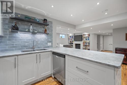 8943 Black Forest Crescent, Niagara Falls, ON - Indoor Photo Showing Kitchen With Double Sink With Upgraded Kitchen