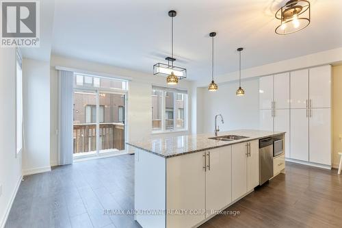 293 Squire Crescent, Oakville, ON - Indoor Photo Showing Kitchen With Double Sink With Upgraded Kitchen