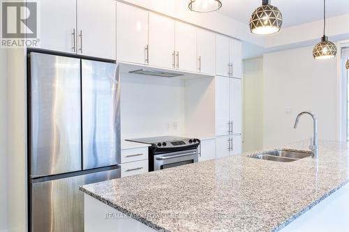 293 Squire Crescent, Oakville, ON - Indoor Photo Showing Kitchen With Stainless Steel Kitchen With Double Sink With Upgraded Kitchen