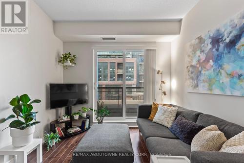 320 - 385 Prince Of Wales Drive, Mississauga, ON - Indoor Photo Showing Living Room