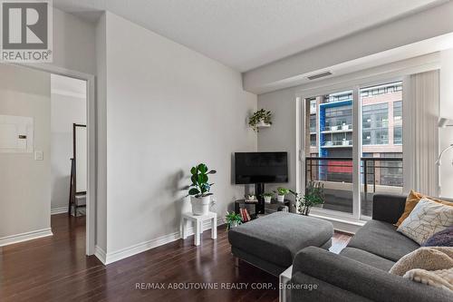 320 - 385 Prince Of Wales Drive, Mississauga, ON - Indoor Photo Showing Living Room