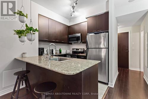 320 - 385 Prince Of Wales Drive, Mississauga, ON - Indoor Photo Showing Kitchen With Upgraded Kitchen