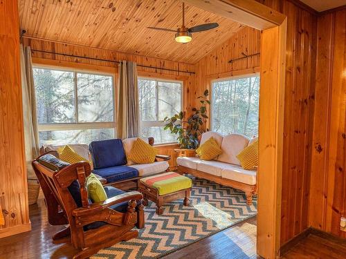 Den - 51 Ch. Du Lac, Brownsburg-Chatham, QC - Indoor Photo Showing Living Room