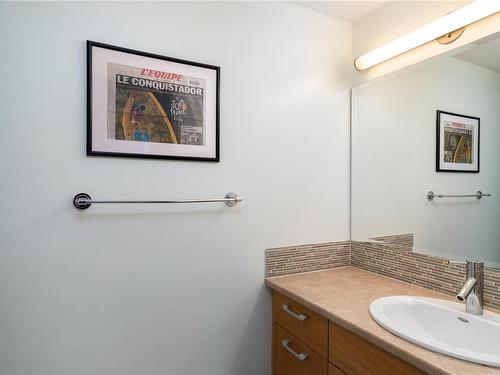 101-356 Gorge Rd East, Victoria, BC - Indoor Photo Showing Bathroom